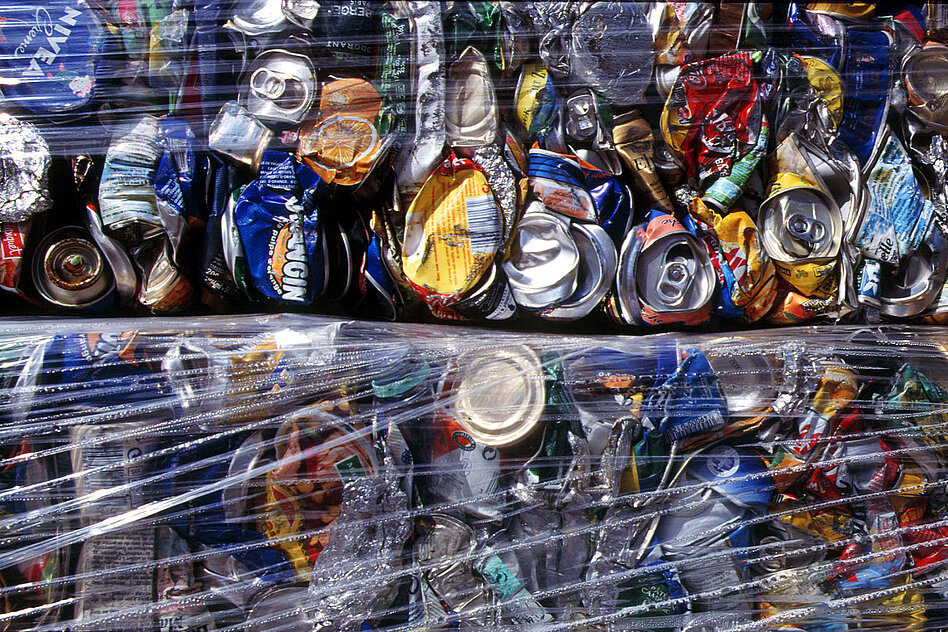 Déchets compactés de cannettes métalliques